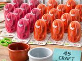 plein de perforatrices artisanales posées sur une table