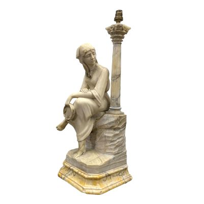 Sculpture orientaliste en albâtre montée en lampe représenta…