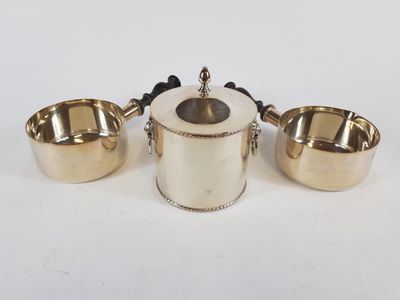 trois théières et tasses en métal argenté sur fond blanc