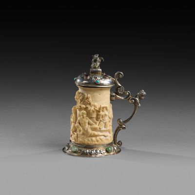 une chope en argent et ivoire ornée d'une scène