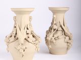 deux vases posés côte à côte sur une surface blanche