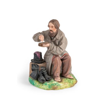figurine représentant un homme assis sur un banc avec une chaussure