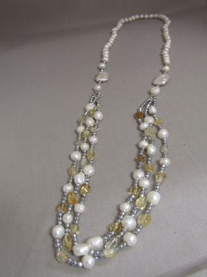 Sautoir de perles d'eau douce composé de trois rangs pierres…