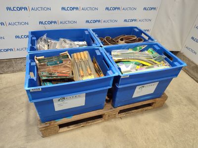 deux bacs bleus remplis d'objets divers, posés sur une palette