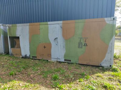 un graffiti sur la façade d'un immeuble peint en vert et en marron