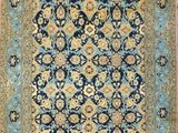 un tapis bleu et jaune orné d'un motif en médaillon