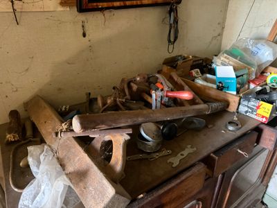 une photo d'un établi encombré sur lequel sont posés des outils