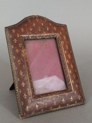 une photo d'un cadre posé sur une table