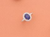 trois bagues en saphir et diamant sur un fond rose