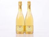 deux bouteilles de vin blanc posées l'une à côté de l'autre sur une table