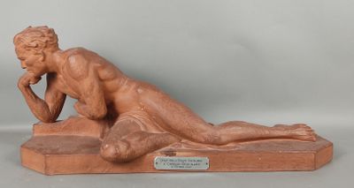 statue d'un homme nu allongé sur un socle en pierre