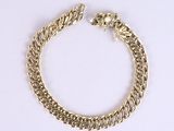 bracelet à chaîne plaqué or avec un fermoir en forme de tête de lion