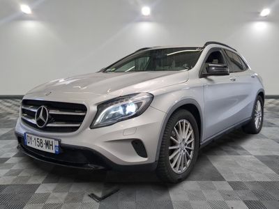 le suv mercedes gla est garé sur un sol en damier