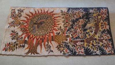 une photo d'un tapis orné d'un motif de tournesol