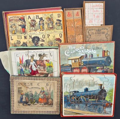 beaucoup de puzzles et de livres sur la table