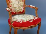 une chaise rouge et blanche dont l'assise est recouverte d'un tissu à motifs floraux
