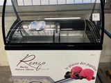 une machine à glaces posée devant une fenêtre dans un immeuble