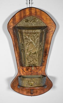 Fontaine en cuivre à décor d'écrevisses et de crabes. Suppor…