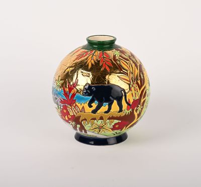 un petit vase orné d'une image d'ours