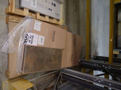 un grand carton posé sur une palette dans un entrepôt
