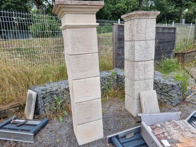 un tas de vitres brisées par terre, près d'une clôture