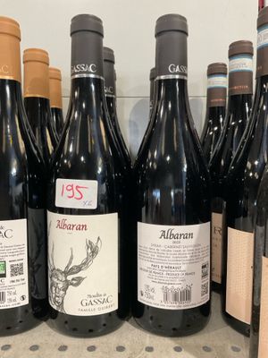 des bouteilles de vin sont alignées sur une étagère dans un magasin