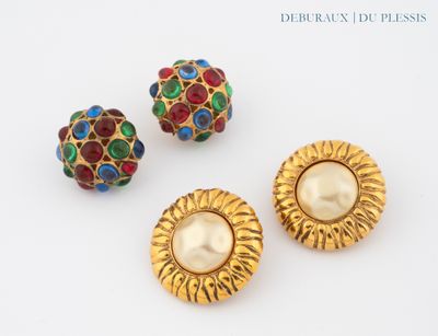 trois paires de boucles d'oreilles dorées, émaillées et ornées de perles