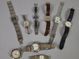 un grand nombre de montres posées sur une table