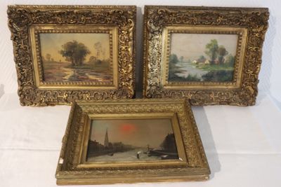 trois tableaux encadrés posés sur une table blanche recouverte d'une nappe blanche