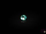 gros plan d'un diamant vert sur une surface noire