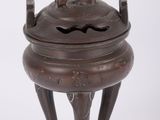 une boîte à encens ancienne en bronze surmontée d'un oiseau