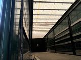 une image représentant un train avançant sur les voies dans une gare