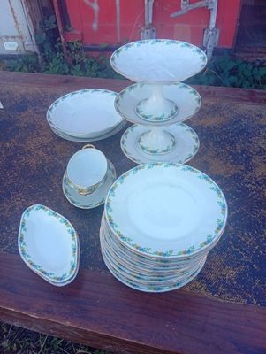 une table sur laquelle se trouvent plusieurs assiettes et bols