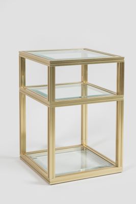 une table d'appoint en verre et laiton avec un plateau en verre