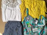 quatre vêtements disposés sur une boîte en carton