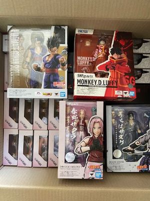 une boîte remplie de figurines exposées