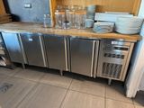un comptoir sur lequel sont posées plusieurs assiettes et verres