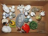 une boîte en carton contenant divers objets, notamment une cuillère, un bol et d'autres objets