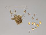 beaucoup d'objets en or posés sur la table