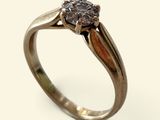une image d'une bague en diamant sur fond blanc