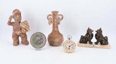 plusieurs objets différents posés sur une surface blanche