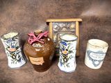 trois vases posés l'un à côté de l'autre sur une table