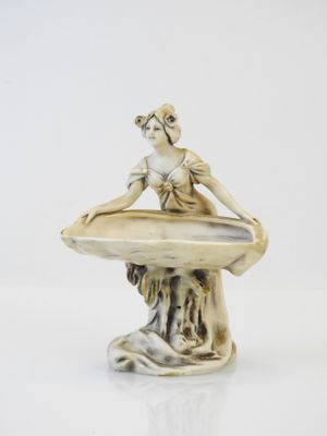 ROYAL DUX BOHEMIA : Vide poche en porcelaine en forme d'une …
