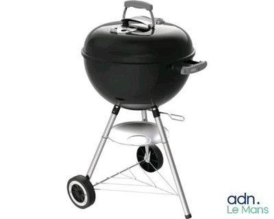 une image représentant un barbecue noir à roulettes sur fond blanc