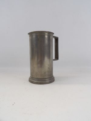 tasse plaquée argent avec anse, posée sur un fond blanc
