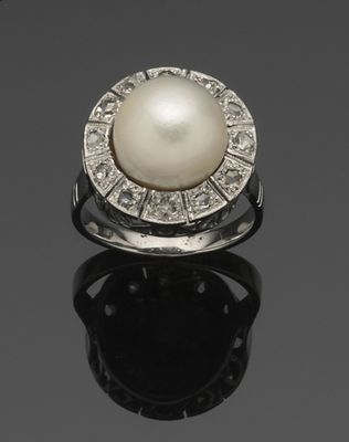 une bague en perles de culture et diamants