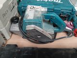 une machine bleue posée sur une table