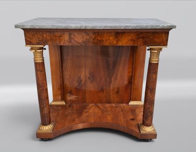 une table ancienne en bois avec un plateau en marbre et deux colonnes