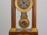 une horloge posée sur une table en bois