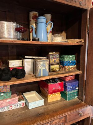 une armoire en bois sur laquelle sont posés de nombreux objets divers